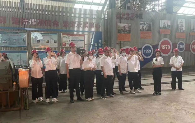 經(jīng)營黨工委2022年新入職員工走進鋼鐵生產(chǎn)一線