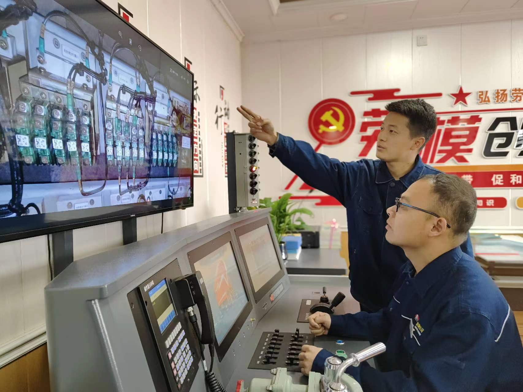 瞧，龍鋼鐵路專用線上的“馴龍”班組
