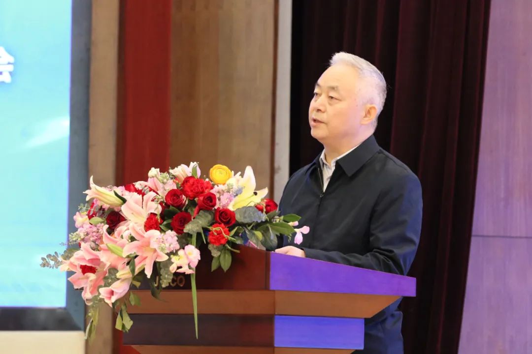 楊海峰在第七屆陜晉甘川（寧青新）建筑鋼企高峰論壇會議上指出：應對新變化、構筑新優(yōu)勢、為西部經濟社會發(fā)展貢獻出新的更大力量！
