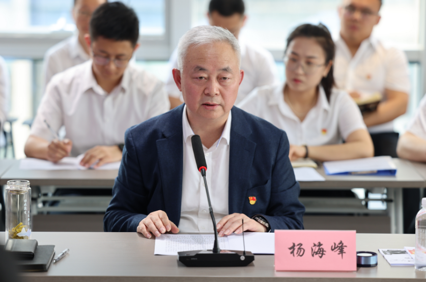 楊海峰到信息化中心黨支部開展《習近平著作選讀》第一卷、第二卷宣講
