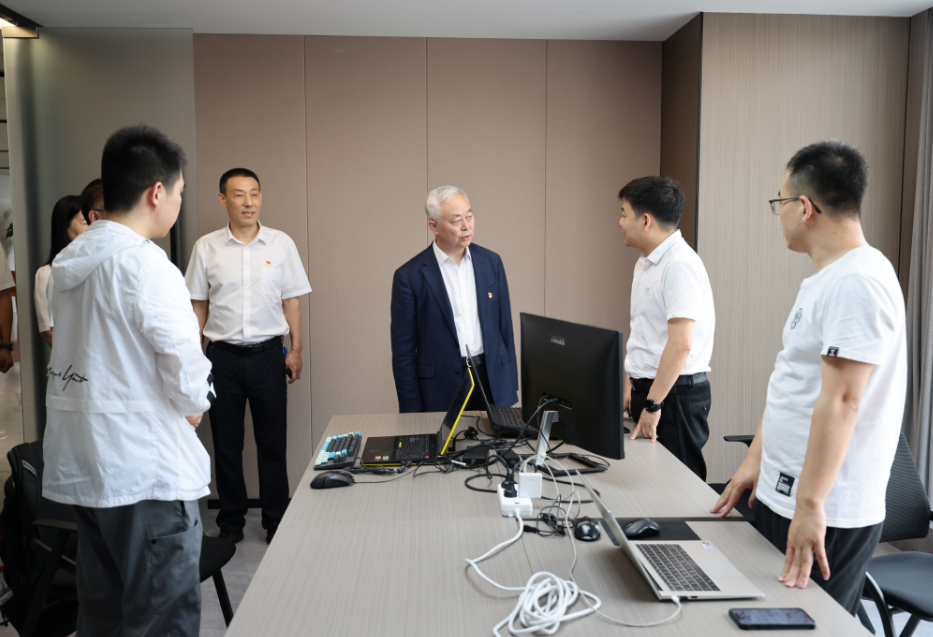 楊海峰到信息化中心黨支部開展《習近平著作選讀》第一卷、第二卷宣講