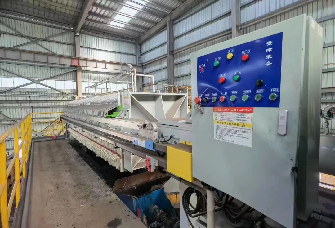 龍鋼集團(tuán)年處理2.5萬噸燒結(jié)機(jī)頭電除塵單元通過三級(jí)安全生產(chǎn)標(biāo)準(zhǔn)化認(rèn)定 龍鋼集團(tuán)年處理2.5萬噸燒結(jié)機(jī)頭電除塵單元通過三級(jí)安全生產(chǎn)標(biāo)準(zhǔn)化認(rèn)定