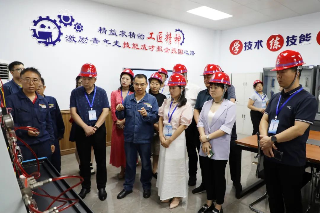 陜西省縣（區(qū)）產(chǎn)業(yè)工人隊伍建設改革現(xiàn)場觀摩團走進陜鋼集團龍鋼公司