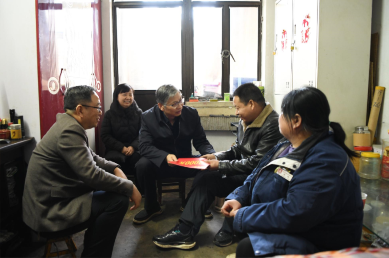 陜西省總工會黨組成員、副主席王占軍一行到陜鋼集團龍鋼公司慰問調(diào)研