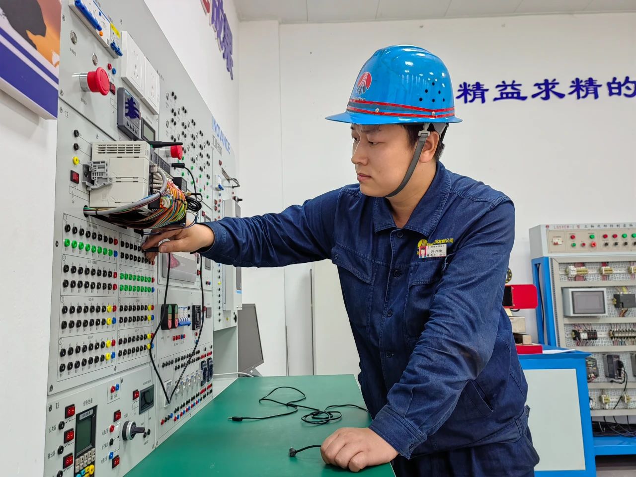 龍鋼公司職工許丹峰在第三屆全國職業(yè)技能大賽陜西省選拔賽中喜獲第二名