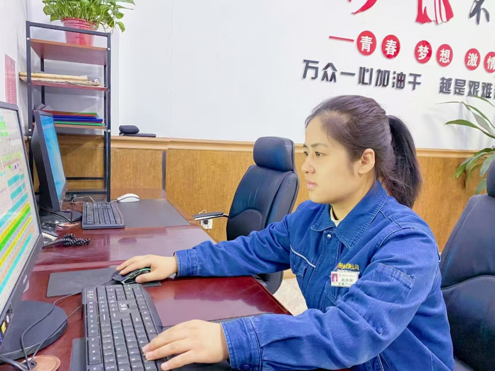 “電”淬鋼花映藍裝 青春當“燃”綻鋒芒——記“陜西省機械冶金建材系統(tǒng)技術能手”黨青霞
