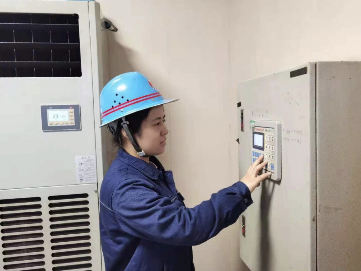 “電”淬鋼花映藍裝 青春當“燃”綻鋒芒——記“陜西省機械冶金建材系統(tǒng)技術能手”黨青霞